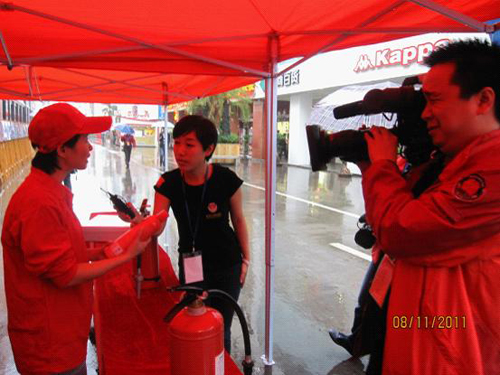 国内一家新闻媒体，现场采访一泰消防志愿者。