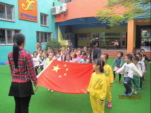 这家幼儿园是利用清早升国旗的活动，添加了一项内容：宣传消防知识。
