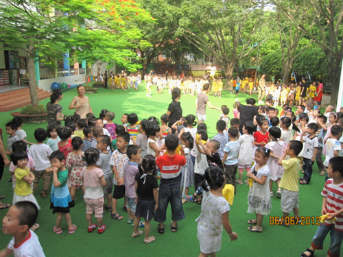    课后，幼儿园组织小朋友遇火灾紧急疏散